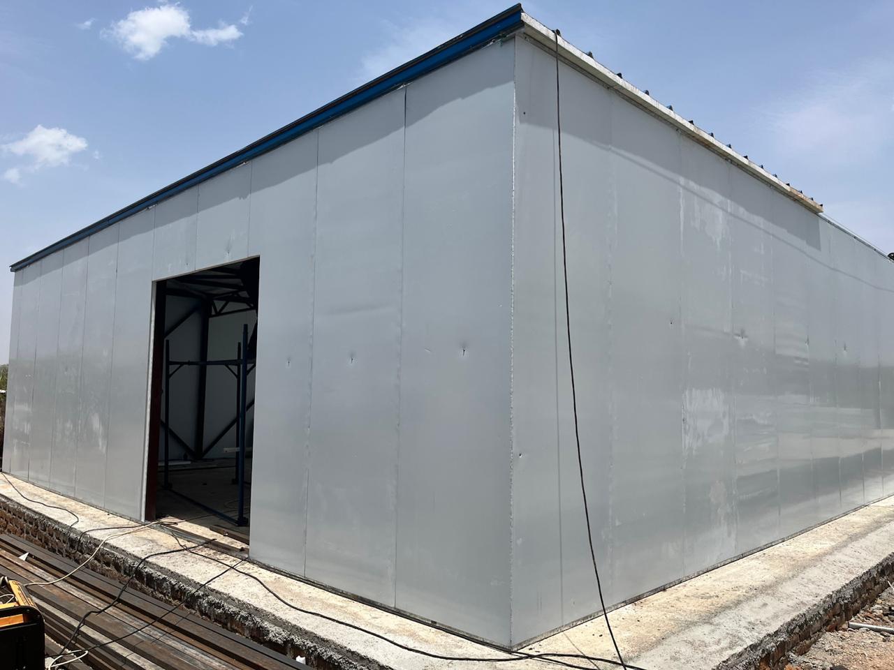MSF warehouse, Tujur: Assembled sandwich panel walls and corner detail